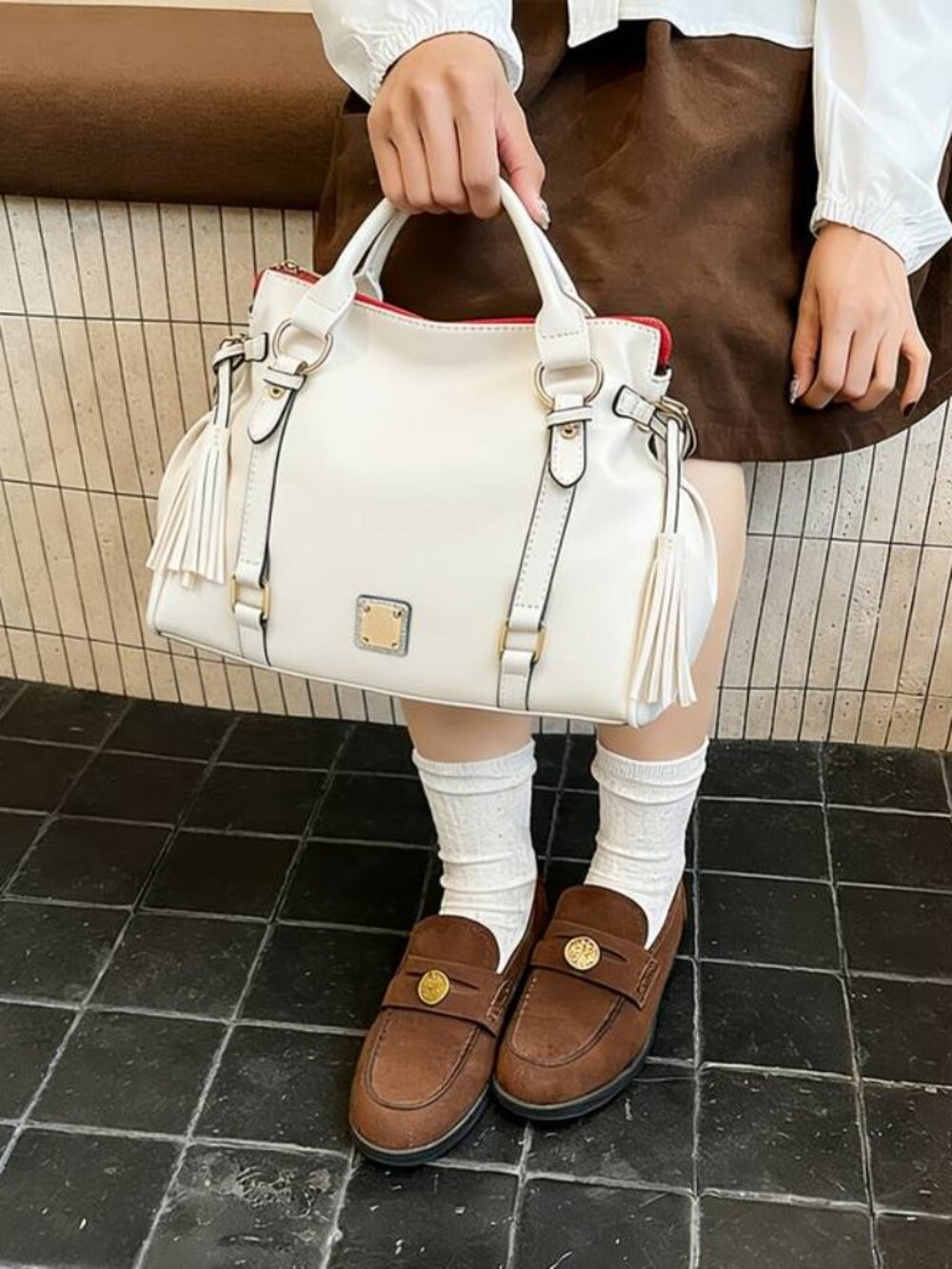 Retro Handheld Commuter Crossbody Bag with Adjustable Strap - Picture 4 of 5
